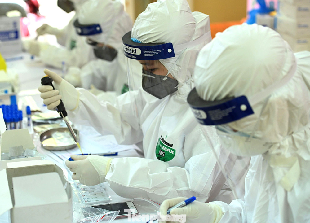 Người lao động, tiểu thương Hà Nội xếp hàng xét nghiệm nhanh COVID - 19 ảnh 11