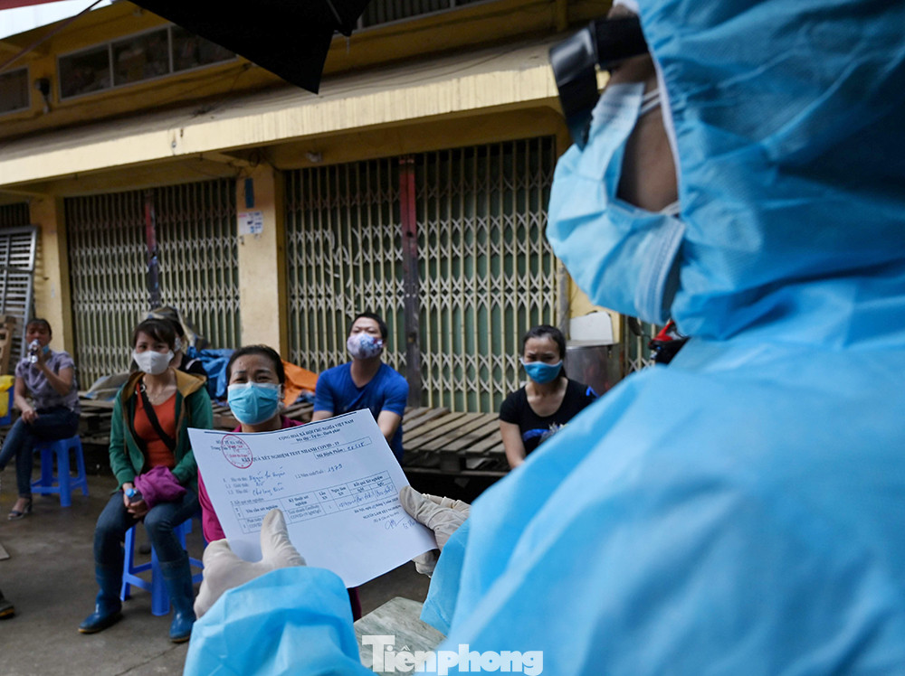 Người lao động, tiểu thương Hà Nội xếp hàng xét nghiệm nhanh COVID - 19 ảnh 2