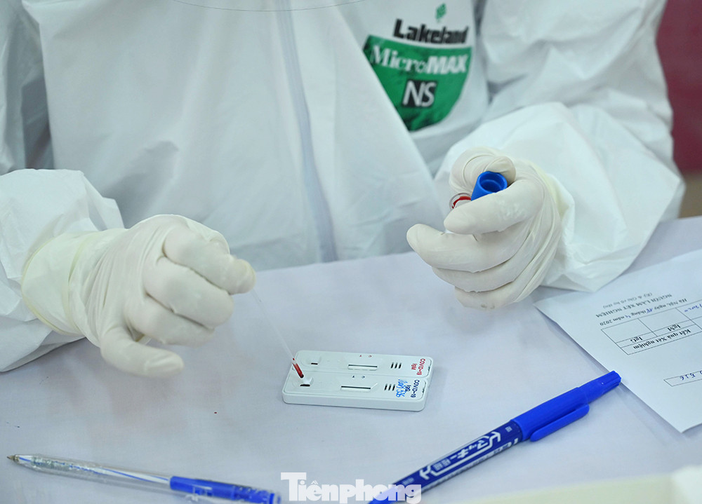 Người lao động, tiểu thương Hà Nội xếp hàng xét nghiệm nhanh COVID - 19 ảnh 10