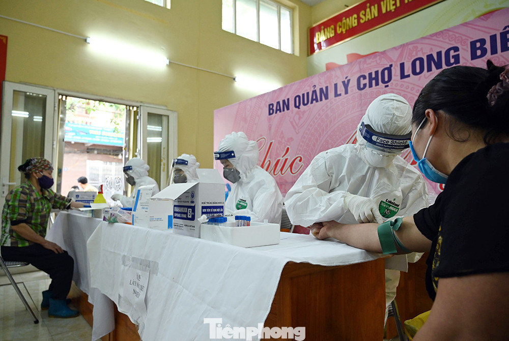 Người lao động, tiểu thương Hà Nội xếp hàng xét nghiệm nhanh COVID - 19 ảnh 5