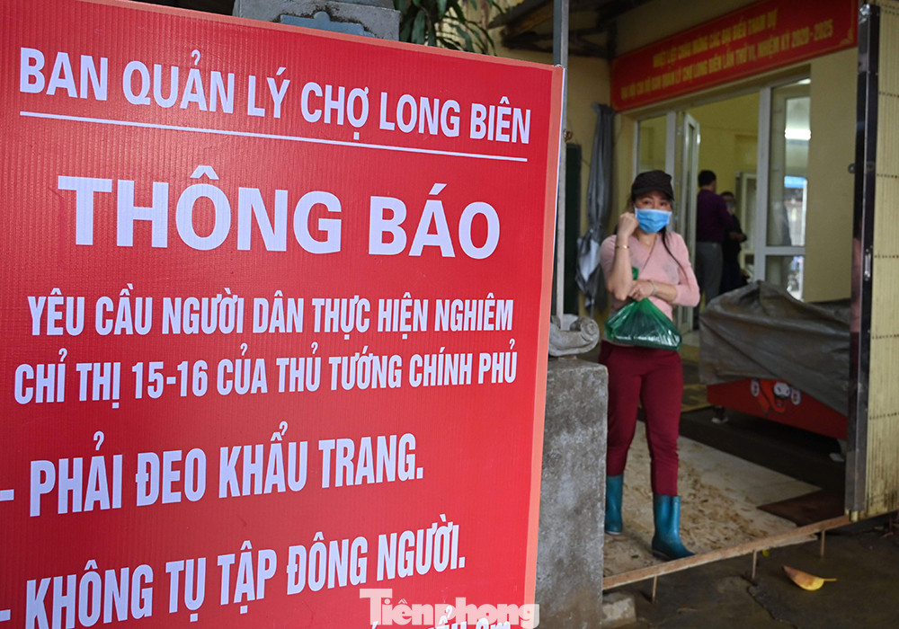 Người lao động, tiểu thương Hà Nội xếp hàng xét nghiệm nhanh COVID - 19 ảnh 12