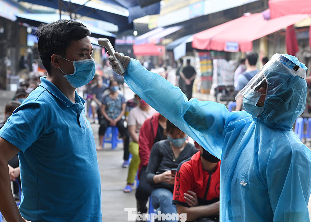 Người lao động, tiểu thương Hà Nội xếp hàng xét nghiệm nhanh COVID - 19 ảnh 1
