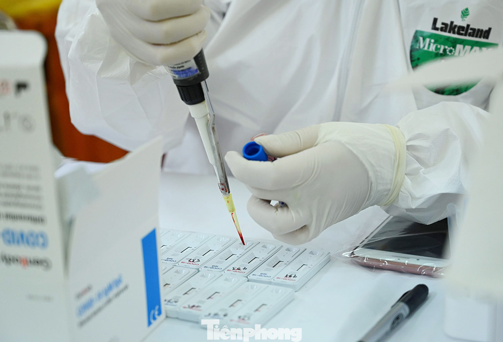 Người lao động, tiểu thương Hà Nội xếp hàng xét nghiệm nhanh COVID - 19 ảnh 9