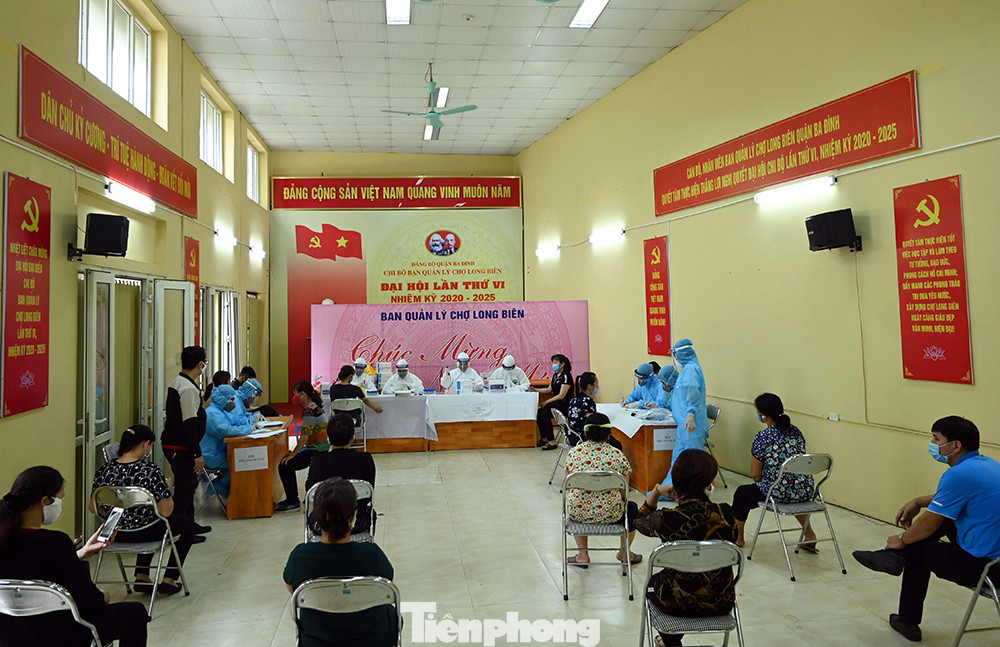 Người lao động, tiểu thương Hà Nội xếp hàng xét nghiệm nhanh COVID - 19 ảnh 3