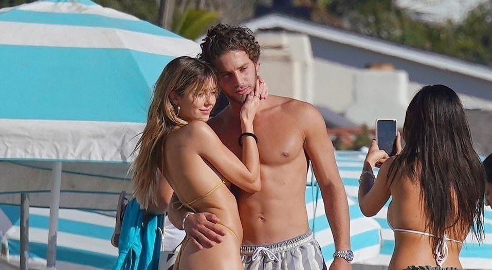 ‘Cô chiêu’ Hollywood mặc bikini siêu bé, ôm hôn sao Love Island trên bãi biển ảnh 1