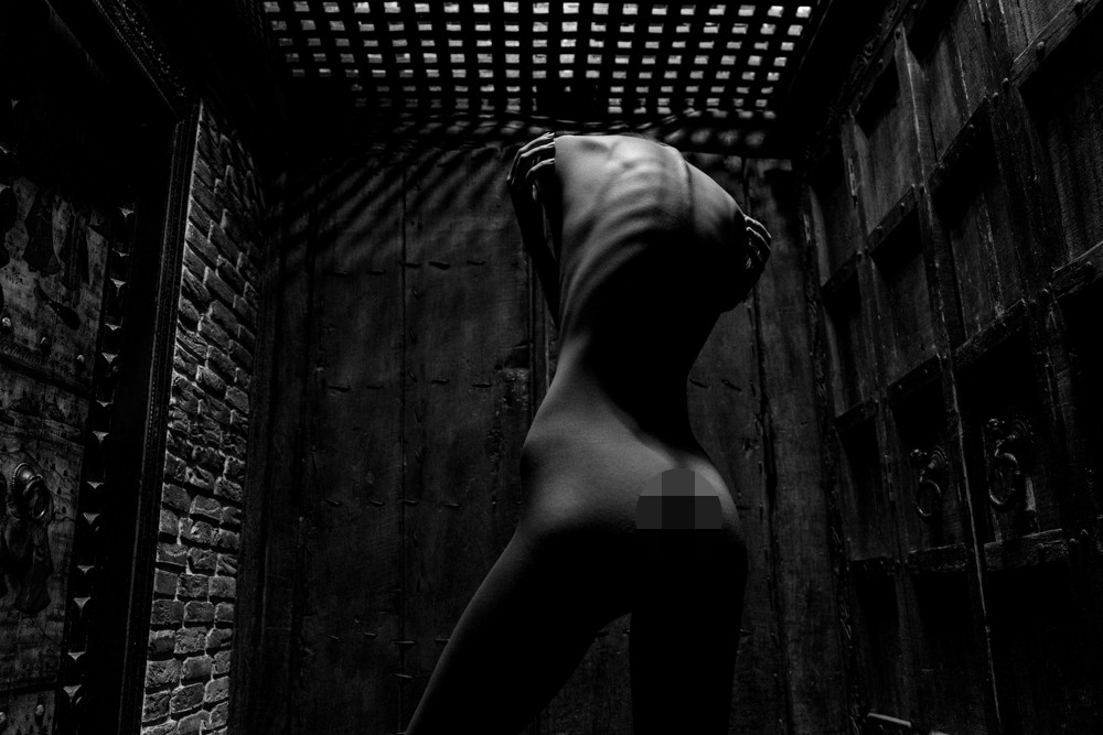 Những bức ảnh khỏa thân đen – trắng đẹp nhất năm 2020 ảnh 5