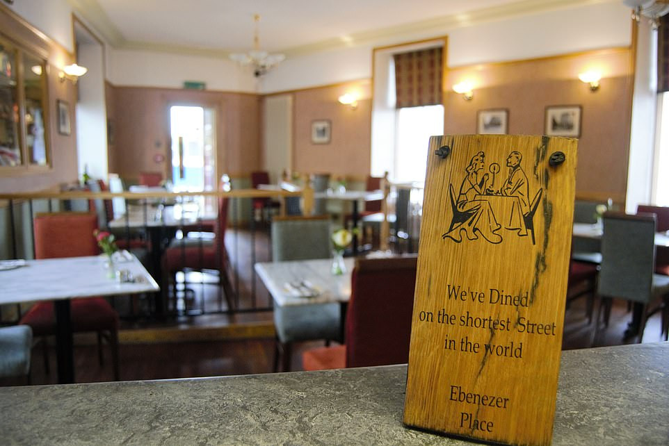 Con đường kỷ lục ngắn nhất thế giới: Chỉ khoảng 3 bước chân ảnh 7