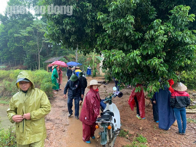 Tá hỏa phát hiện 3 bố con cùng chết trên giường ảnh 4