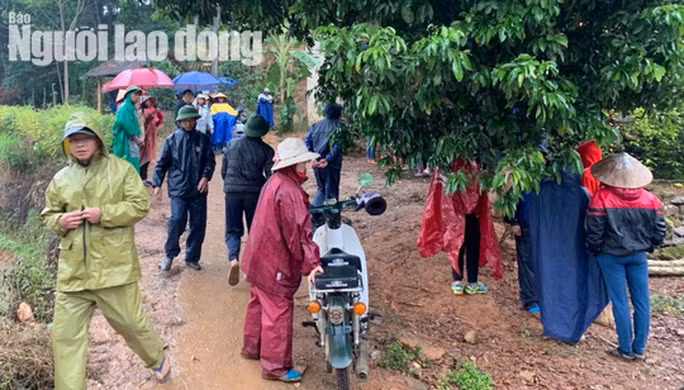 Tá hỏa phát hiện 3 bố con cùng chết trên giường ảnh 1