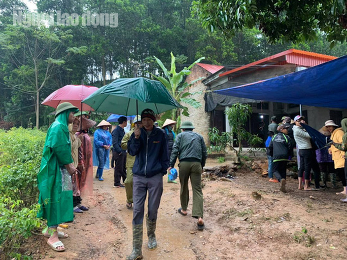 Tá hỏa phát hiện 3 bố con cùng chết trên giường ảnh 2