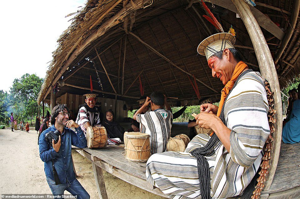Mãn nhãn bộ ảnh về cuộc sống nguyên sơ của thổ dân Brazil trong rừng sâu ảnh 1