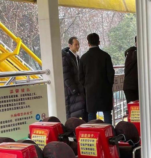 Giật mình với hình ảnh gầy rộc, hói đầu như ông lão 60 tuổi của Huỳnh Hiểu Minh ảnh 1