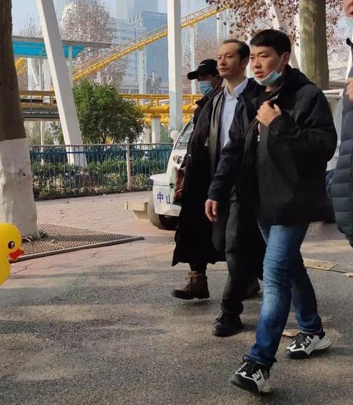 Giật mình với hình ảnh gầy rộc, hói đầu như ông lão 60 tuổi của Huỳnh Hiểu Minh ảnh 2