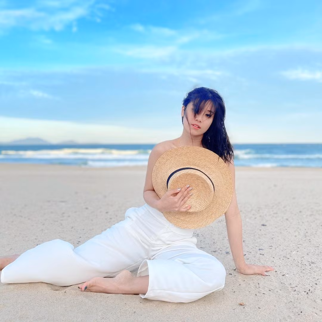 Sao Việt đi biển: Hoàng Yến Chibi bán nude táo bạo, Bảo Anh diện mốt ‘tụt quần’ ảnh 2