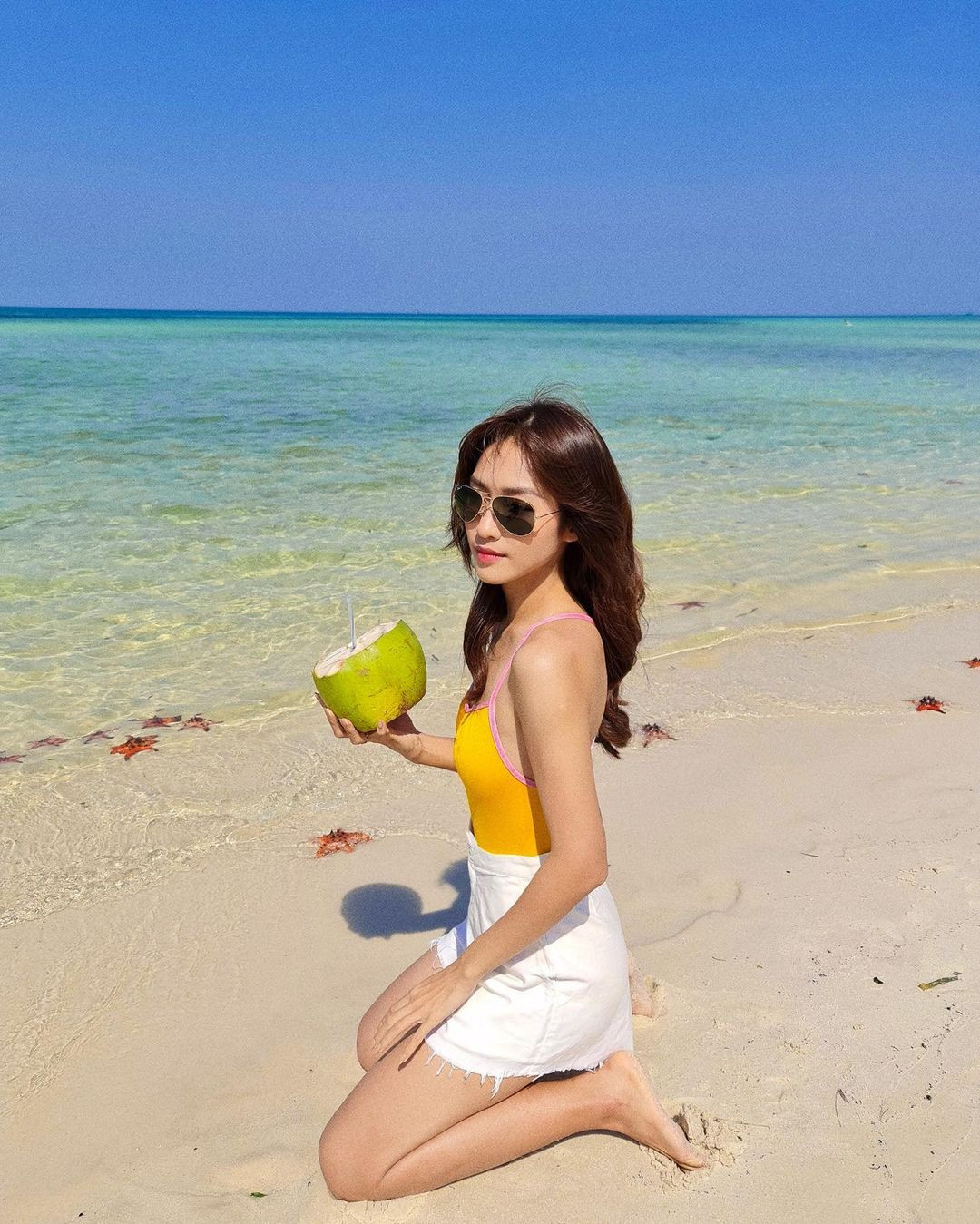 Sao Việt đi biển: Hoàng Yến Chibi bán nude táo bạo, Bảo Anh diện mốt ‘tụt quần’ ảnh 8