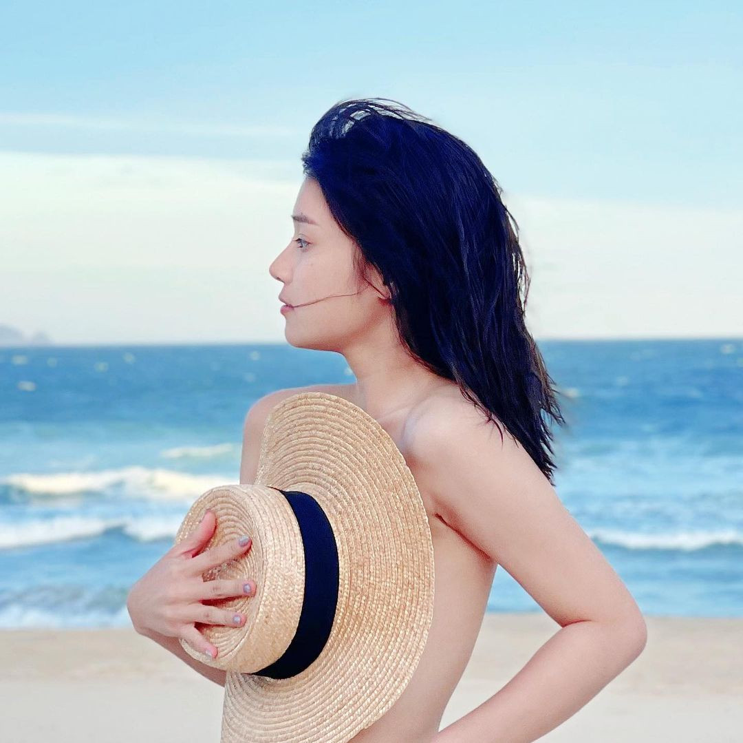 Sao Việt đi biển: Hoàng Yến Chibi bán nude táo bạo, Bảo Anh diện mốt ‘tụt quần’ ảnh 1