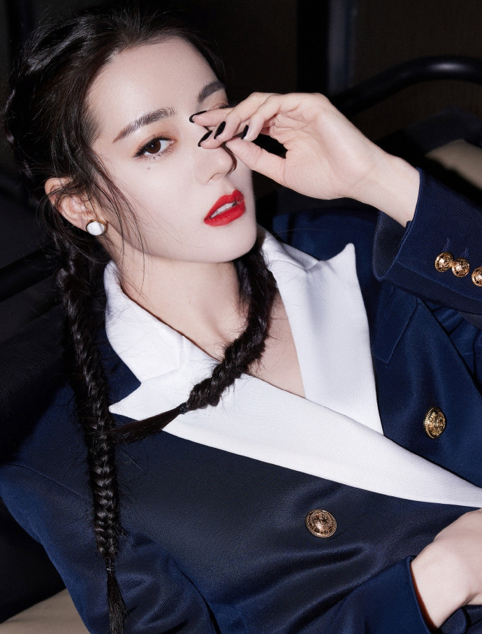 Địch Lệ Nhiệt Ba đẹp ‘không góc chết’, khoe chân dài miên man giữa ồn ào tình ái ảnh 10