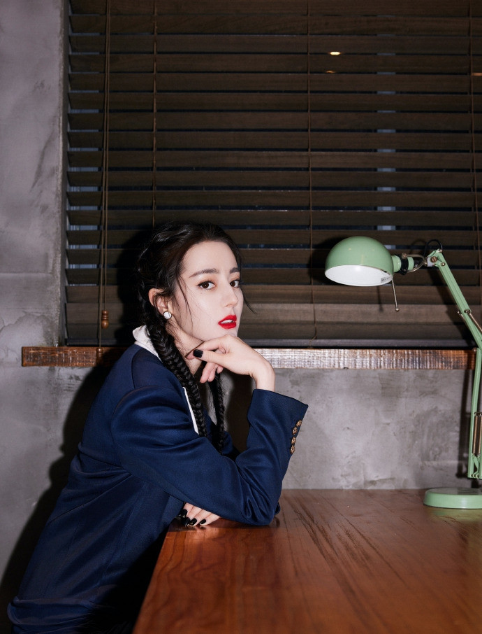 Địch Lệ Nhiệt Ba đẹp ‘không góc chết’, khoe chân dài miên man giữa ồn ào tình ái ảnh 13