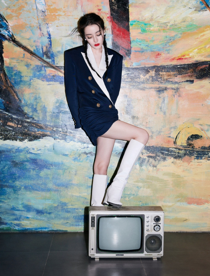 Địch Lệ Nhiệt Ba đẹp ‘không góc chết’, khoe chân dài miên man giữa ồn ào tình ái ảnh 7