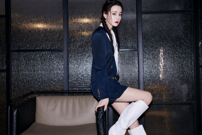 Địch Lệ Nhiệt Ba đẹp ‘không góc chết’, khoe chân dài miên man giữa ồn ào tình ái ảnh 5