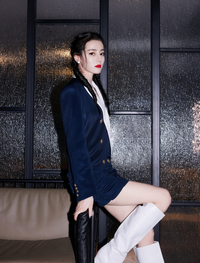 Địch Lệ Nhiệt Ba đẹp ‘không góc chết’, khoe chân dài miên man giữa ồn ào tình ái ảnh 9