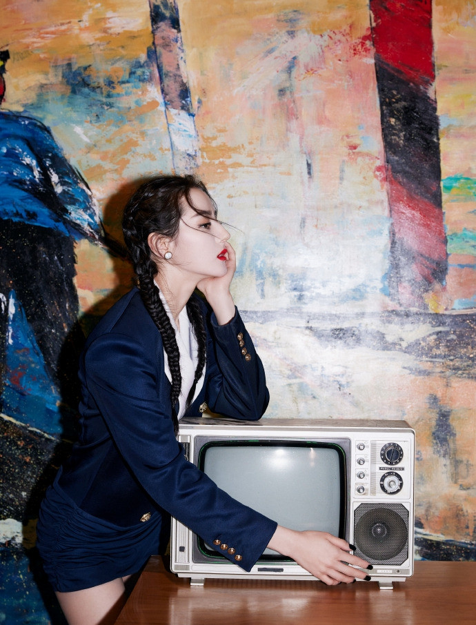 Địch Lệ Nhiệt Ba đẹp ‘không góc chết’, khoe chân dài miên man giữa ồn ào tình ái ảnh 4