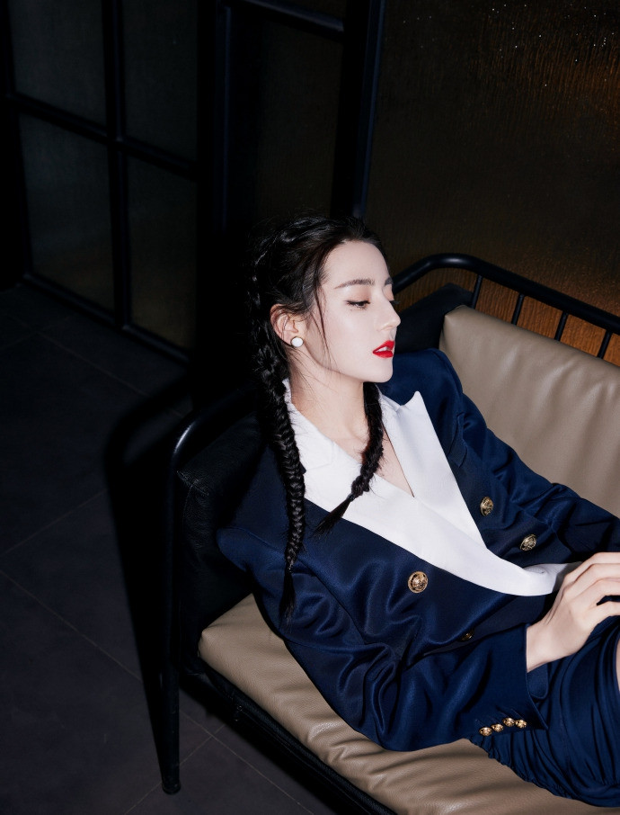 Địch Lệ Nhiệt Ba đẹp ‘không góc chết’, khoe chân dài miên man giữa ồn ào tình ái ảnh 8