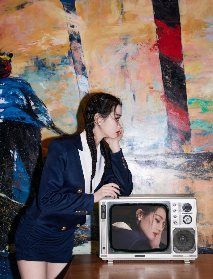 Địch Lệ Nhiệt Ba đẹp ‘không góc chết’, khoe chân dài miên man giữa ồn ào tình ái ảnh 6