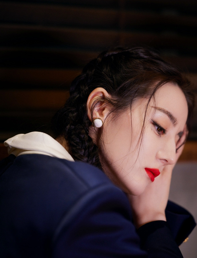 Địch Lệ Nhiệt Ba đẹp ‘không góc chết’, khoe chân dài miên man giữa ồn ào tình ái ảnh 12