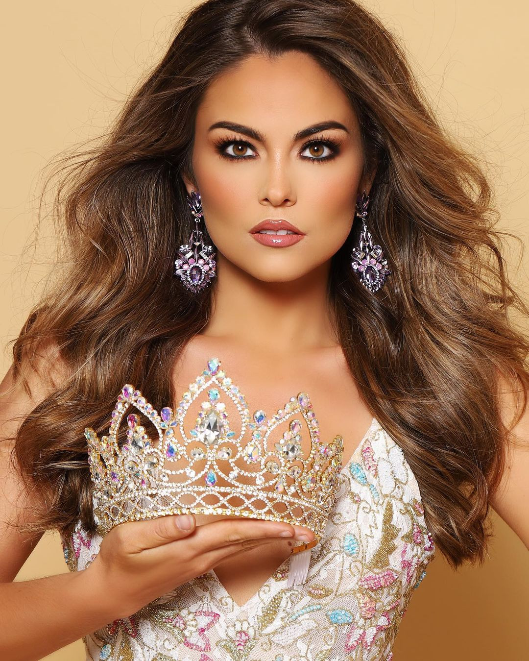 Sắc vóc cực phẩm của người mẫu 27 tuổi đăng quang Hoa hậu Trái đất Mỹ 2021 ảnh 4