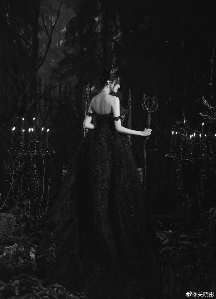 Quan Hiểu Đồng hóa công chúa hắc ám lạnh lùng, quyến rũ gây ‘bão’ mạng ảnh 5