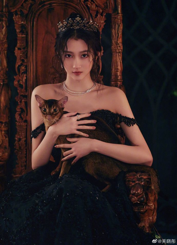 Quan Hiểu Đồng hóa công chúa hắc ám lạnh lùng, quyến rũ gây ‘bão’ mạng ảnh 6