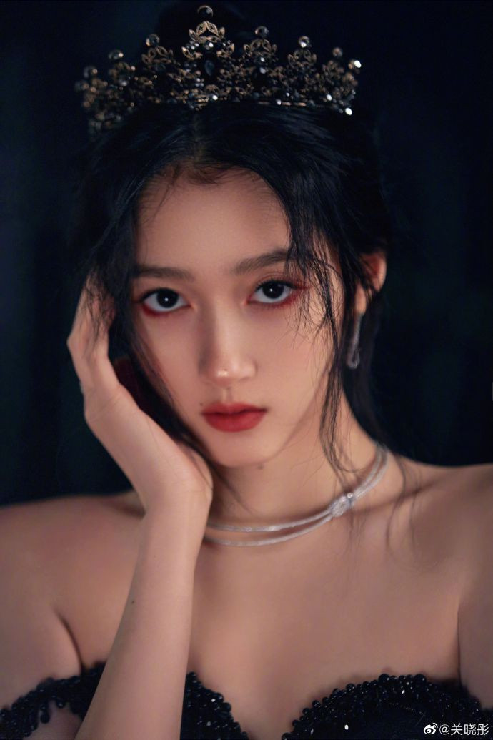 Quan Hiểu Đồng hóa công chúa hắc ám lạnh lùng, quyến rũ gây ‘bão’ mạng ảnh 7