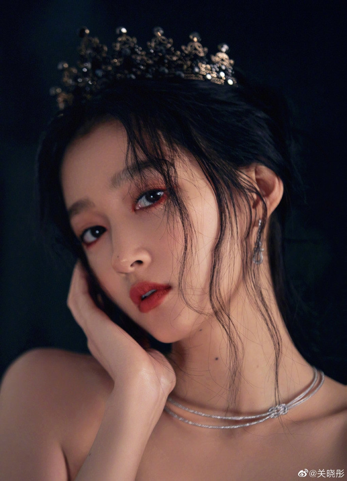 Quan Hiểu Đồng hóa công chúa hắc ám lạnh lùng, quyến rũ gây ‘bão’ mạng ảnh 9