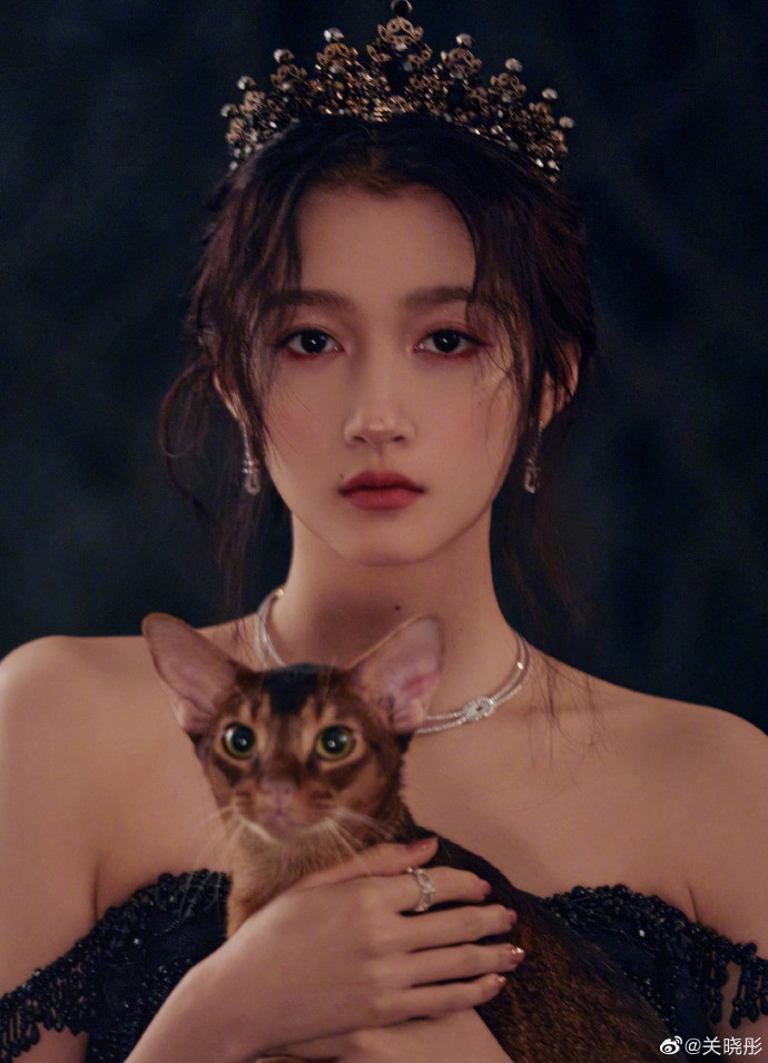 Quan Hiểu Đồng hóa công chúa hắc ám lạnh lùng, quyến rũ gây ‘bão’ mạng ảnh 1