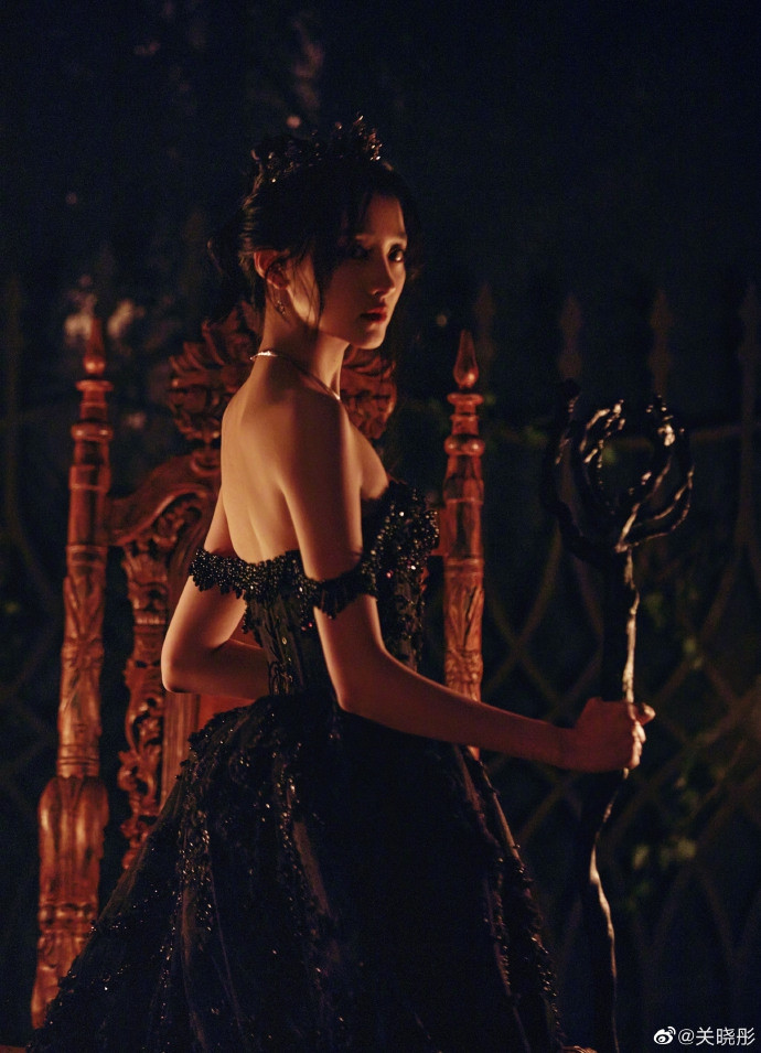Quan Hiểu Đồng hóa công chúa hắc ám lạnh lùng, quyến rũ gây ‘bão’ mạng ảnh 8