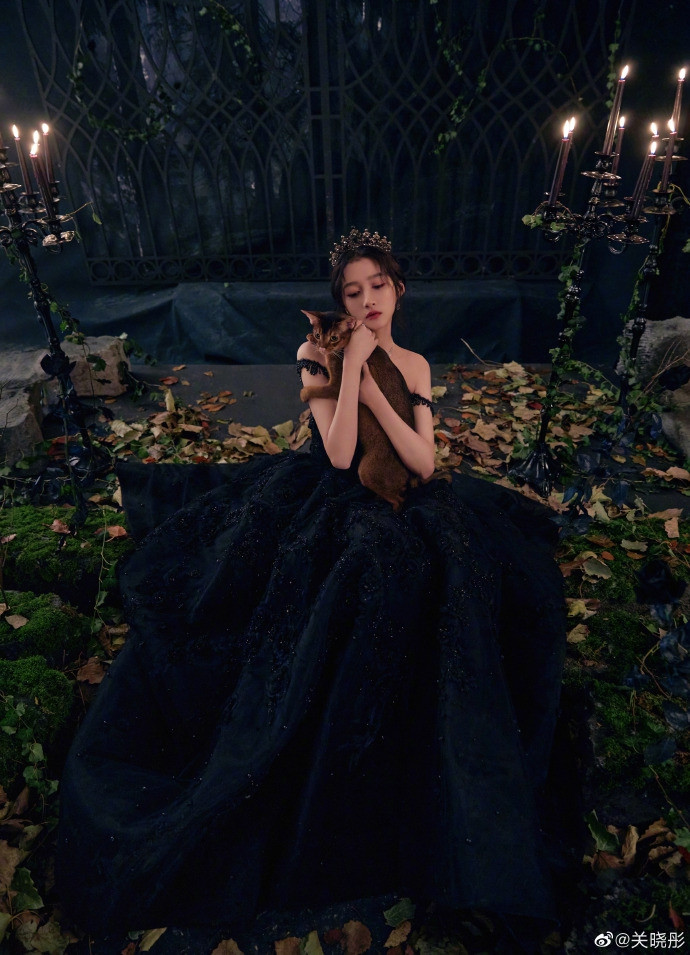 Quan Hiểu Đồng hóa công chúa hắc ám lạnh lùng, quyến rũ gây ‘bão’ mạng ảnh 2