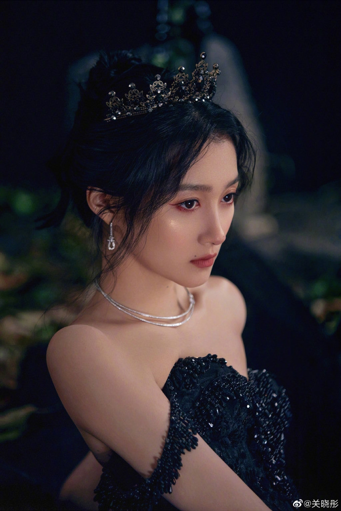 Quan Hiểu Đồng hóa công chúa hắc ám lạnh lùng, quyến rũ gây ‘bão’ mạng ảnh 3