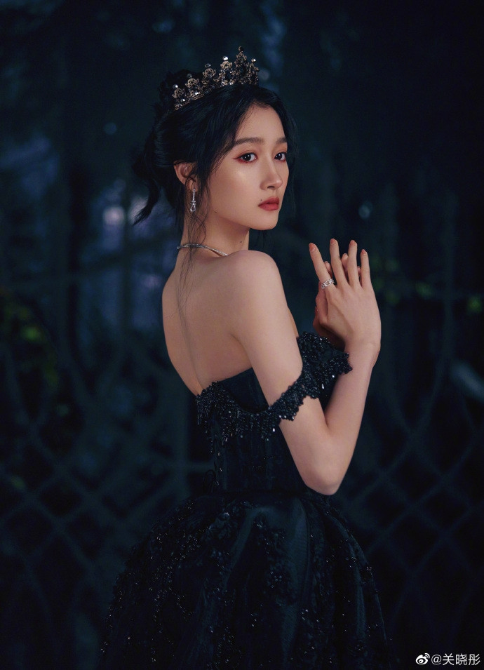 Quan Hiểu Đồng hóa công chúa hắc ám lạnh lùng, quyến rũ gây ‘bão’ mạng ảnh 4