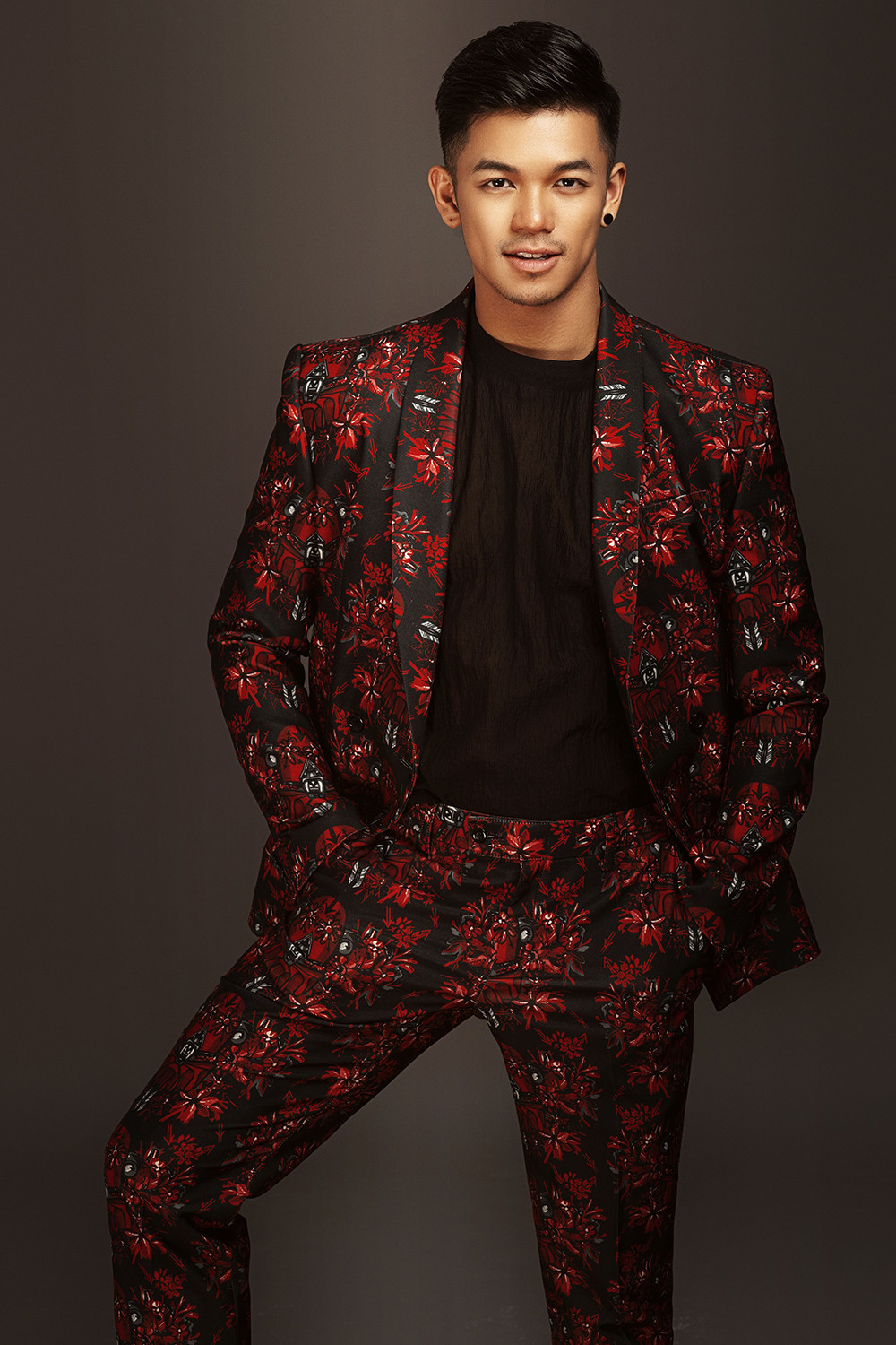 H'Hen Niê làm MC, hội ngộ Hoàng Thuỳ Linh ở bán kết Hoa hậu Hoàn vũ VN 2019 ảnh 4