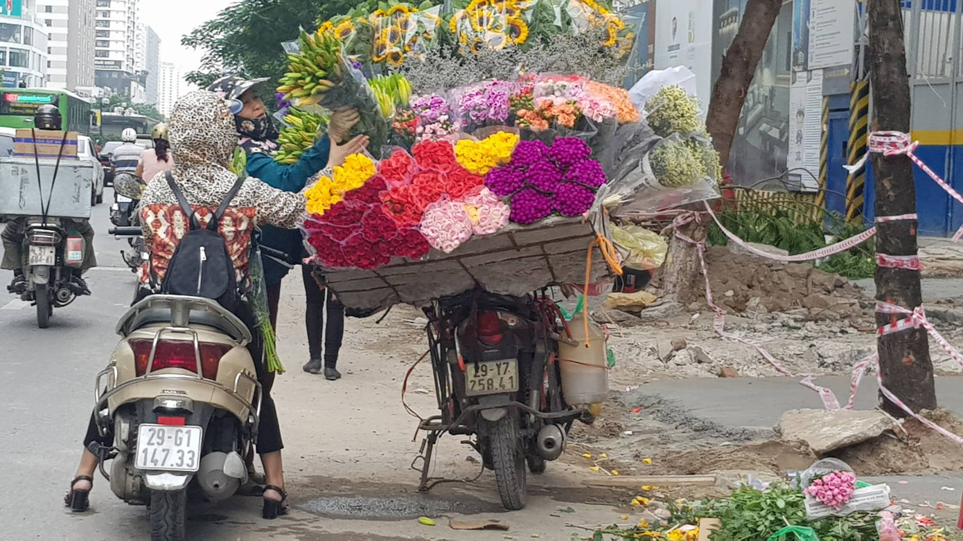 Tuần cuối dịp 20/10, hoa tặng chị em tăng giá mạnh ảnh 2