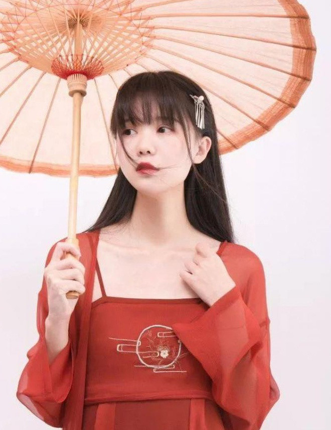 'Hot girl cổ trang' lộ mặt thật già nua trên truyền hình ảnh 5