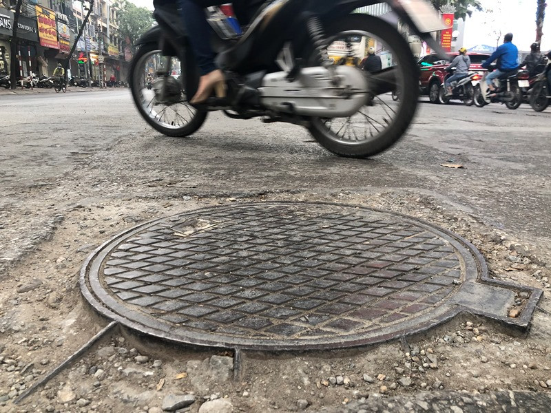 Mặt đường Cầu Giấy - Nhổn bị 'băm nát' sau khi dỡ hàng rào metro ảnh 8