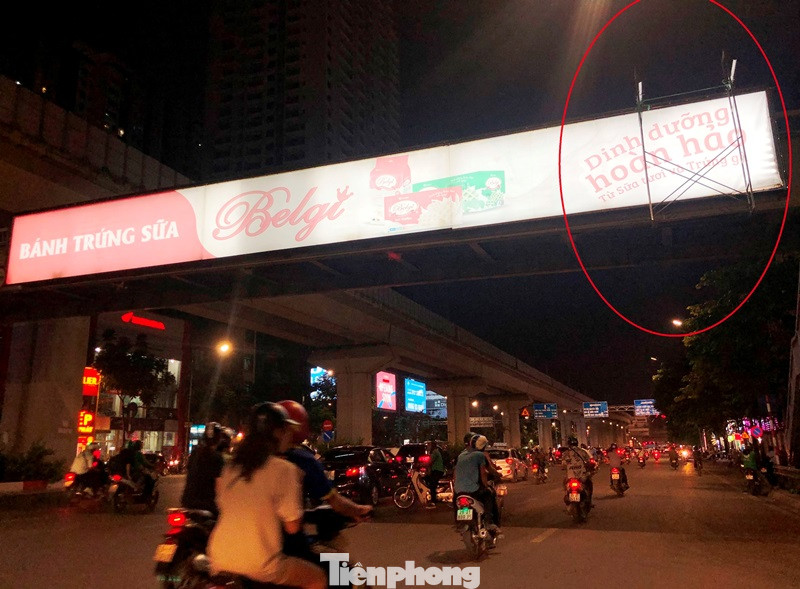 Phát hiện nhiều biển quảng cáo tiền tỷ tại Hà Nội hoạt động 'chui' ảnh 8