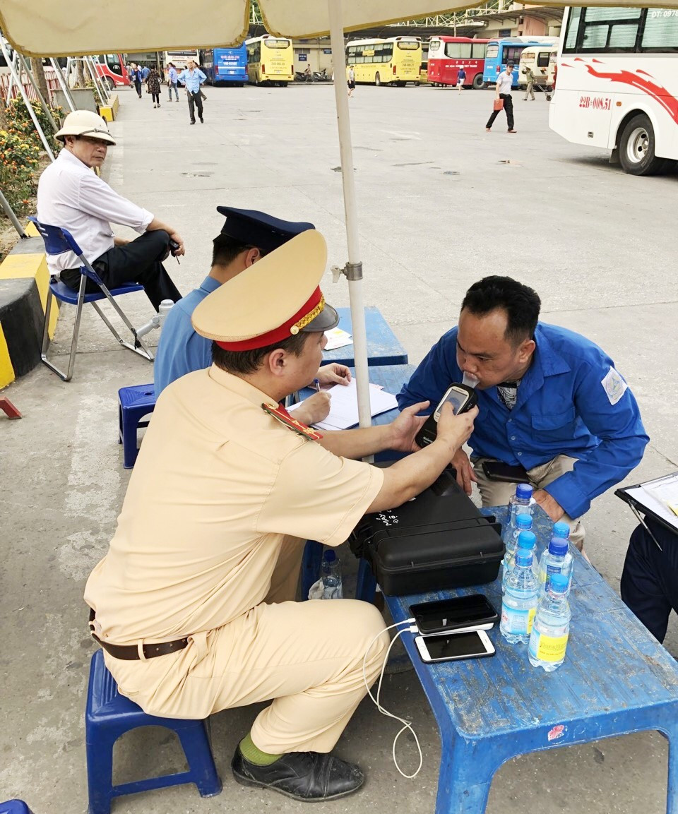 Hà Nội lập chốt ở cửa ngõ, trong bến xe để tóm 'ma men' ảnh 1