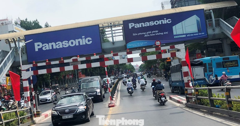 Phát hiện nhiều biển quảng cáo tiền tỷ tại Hà Nội hoạt động 'chui' ảnh 7