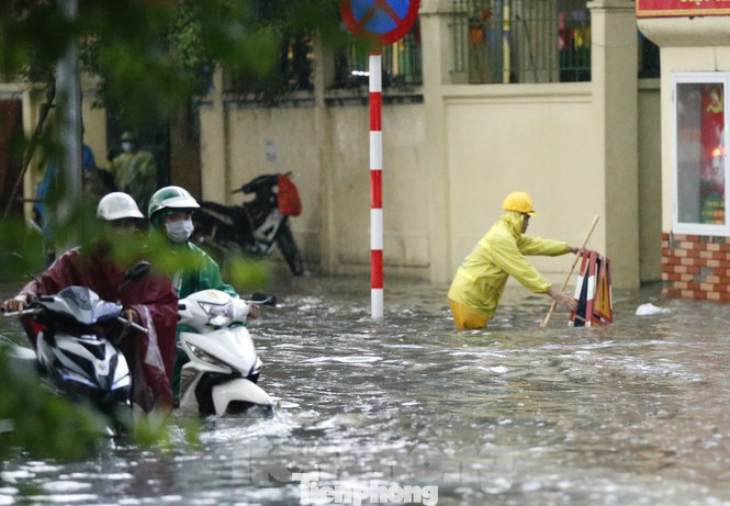 Công ty Thoát Nước Hà Nội nêu lý do ngập trên diện rộng ảnh 1