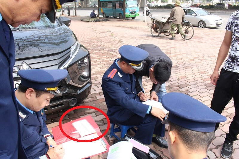 Vi phạm quy định dừng, đỗ, 'xe vua' bị tước phù hiệu ngay trên đường ảnh 12