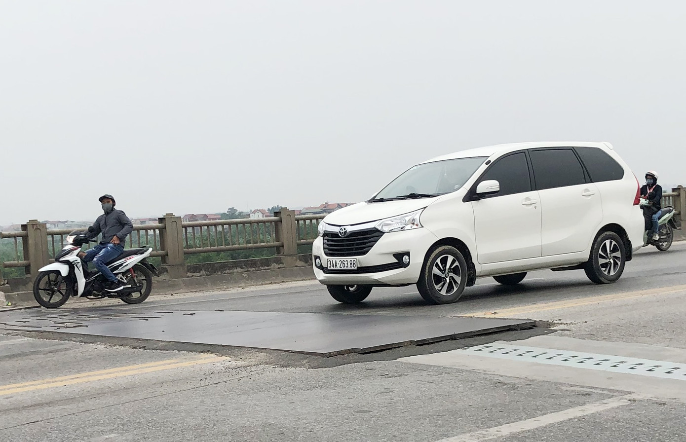 Bẫy giao thông trên cầu Vĩnh Tuy: Nhà thầu 'chống' lệnh khắc phục? ảnh 1