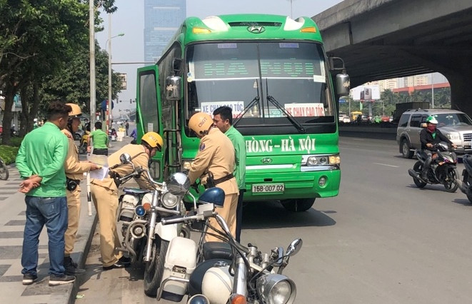 Bị kiểm tra, xe khách “ủi” cả CSGT để bỏ chạy ảnh 5